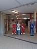 Foto ingresso scolastico con Dirigente tra due ausiliari della Croce Rossa